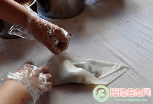 捆粄表皮晶瑩剔透，可根據(jù)個(gè)人喜好選擇餡料。