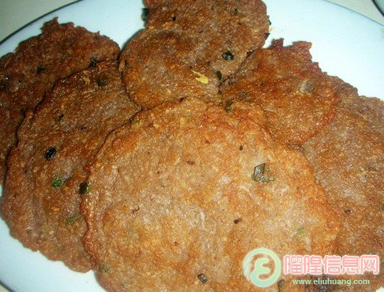 煎好的薯板。食用時(shí)再粘上蒜頭醋或者蒜頭鹽水，味道更加濃厚，而且不上火