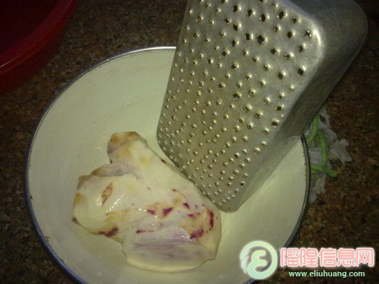 薯去皮，沖洗干凈后，用自己制作的工具磨碎